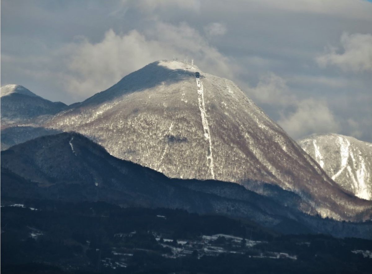 📷鶴見岳(別府市)は地元では鶴見山と云う...縦の線は別府ロープウエー、山頂に行けば別