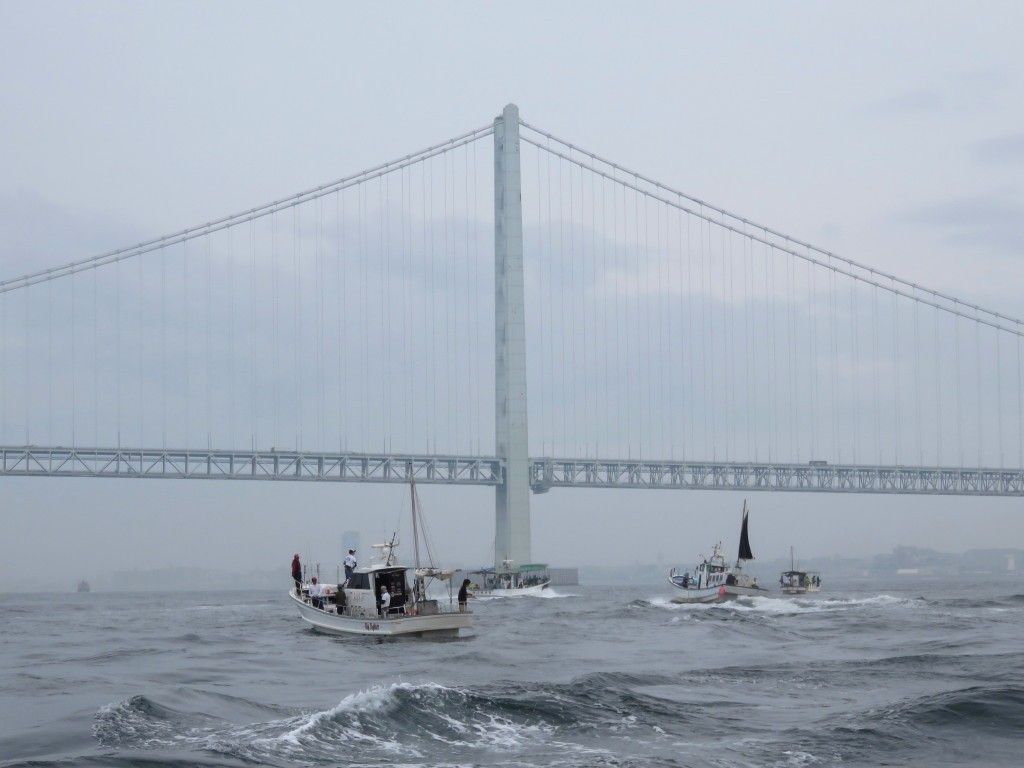 ９月７日（木）明石海峡でハマチ釣り。 雨に煙る明石海峡大橋。