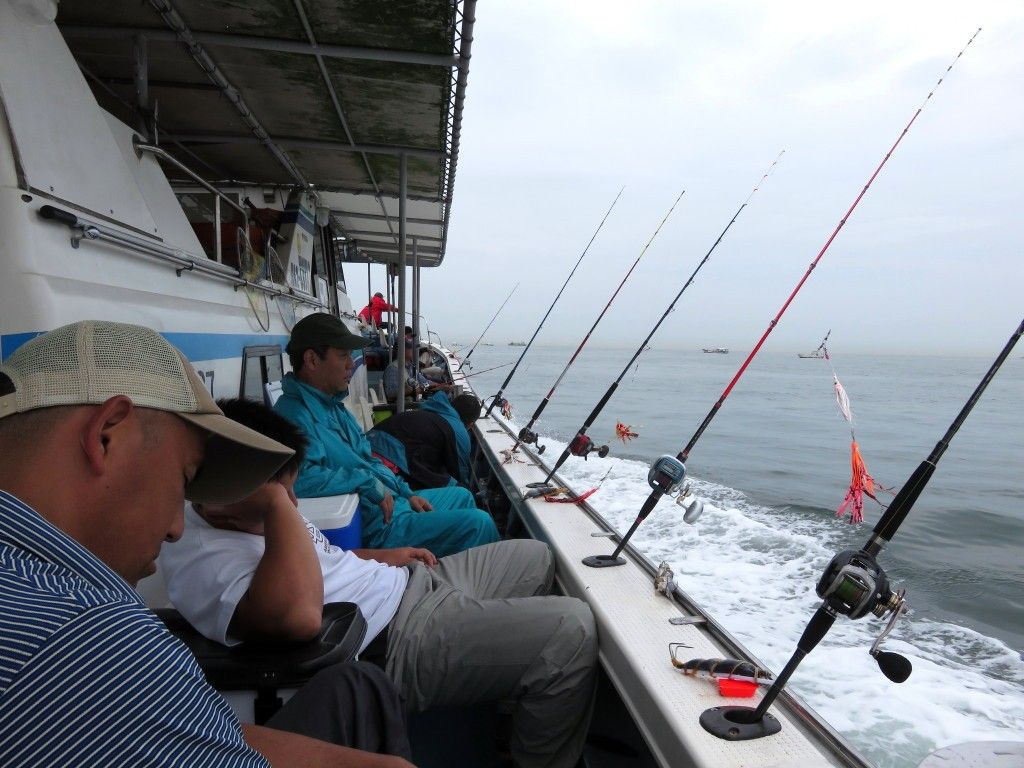 ６月２９日（木）明石海峡でタコ釣り 今日はタコの乗りも悪く皆さん退屈状態・・・ ポ