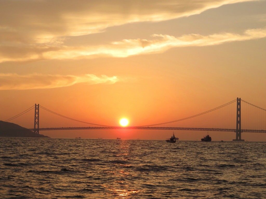 ９月２４日（日）明石海峡で夜釣りの アオリイカ釣り 明石海峡大橋に沈む夕日 とても