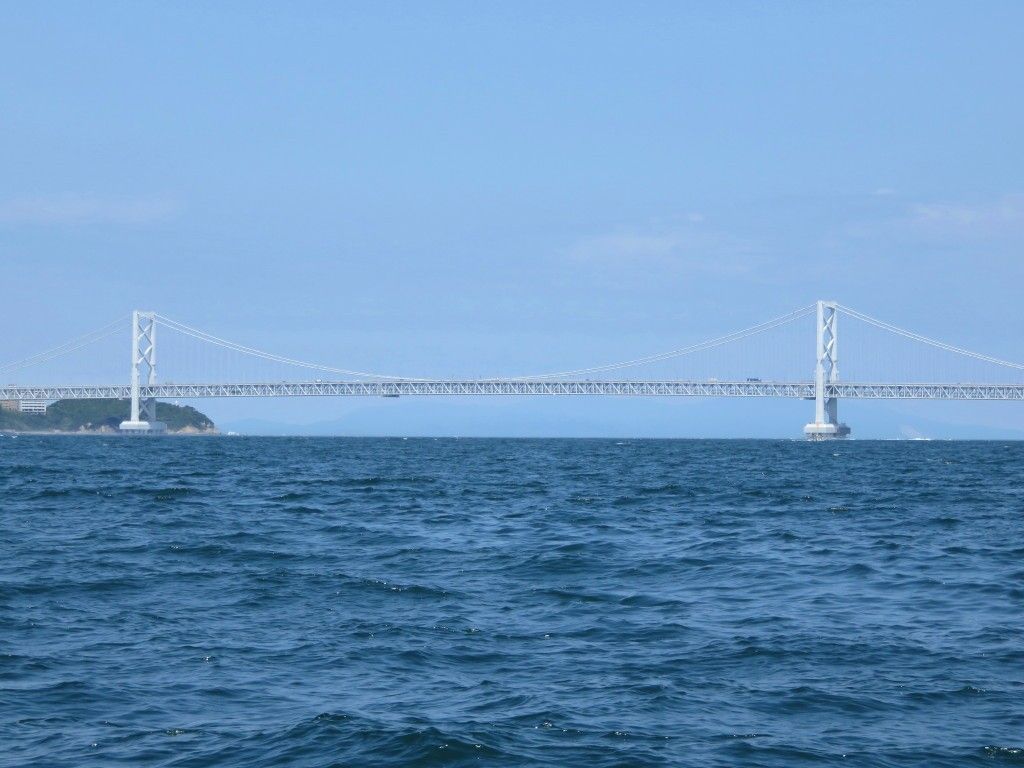 ７月２１日（金）鳴門海峡でイワシの落とし込み釣り。 鳴門海峡、夏の空。