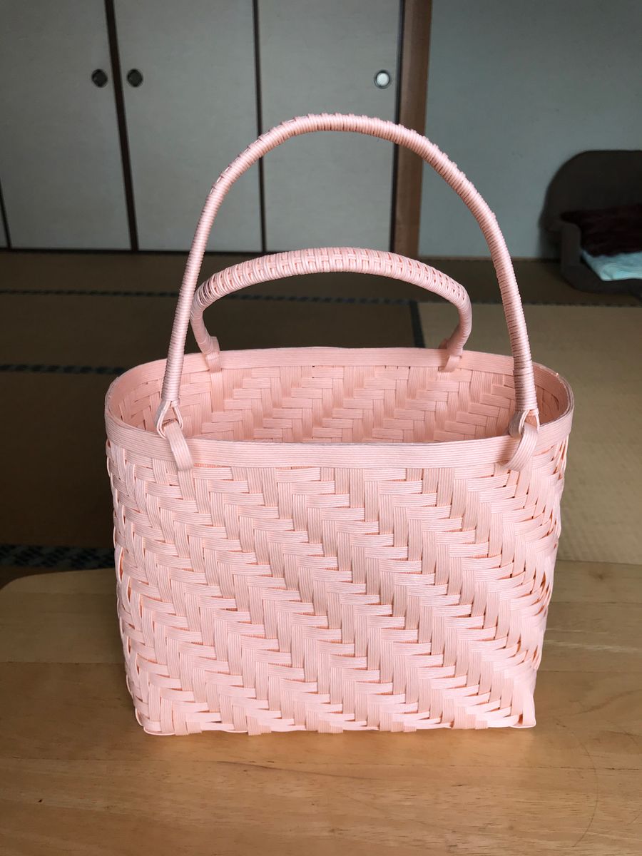 ピンク色の網代編みのバッグ