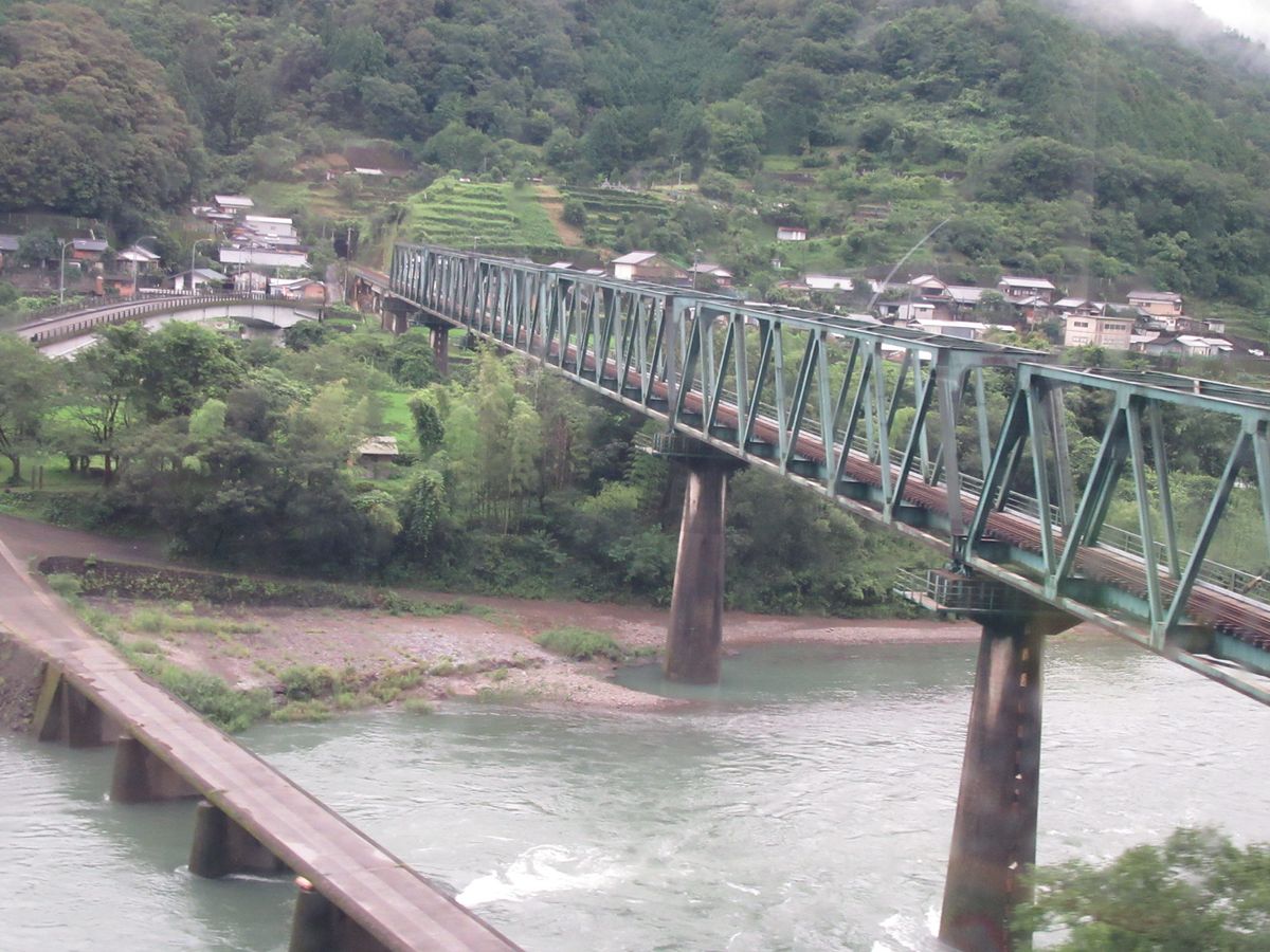 沈下橋と鉄橋が撮れる撮影スポットですが、車中ではどうも。。。(´▽｀；)ゞ