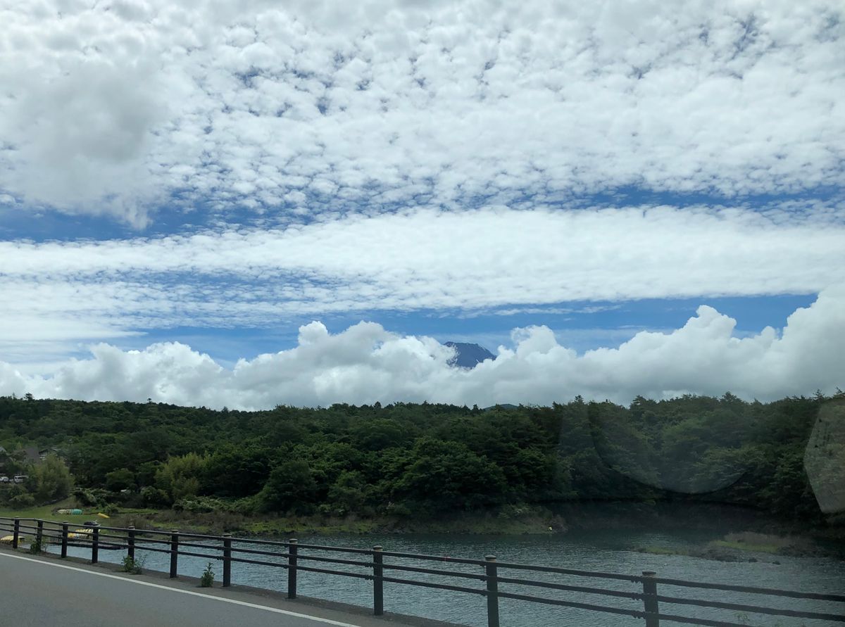 湖の向こうの富士山🗻 なのですが、姿はよく見えません。😅💦 それより、いろいろな雲で