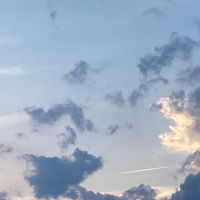 17日夕方。 雲の切れ間を飛行機が飛んで...