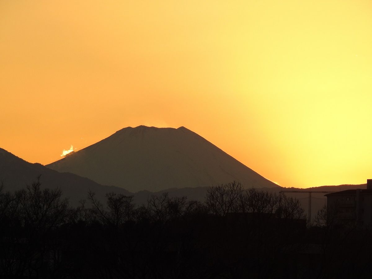 多摩川 から 富士山が見えます。  昨日 の 日没