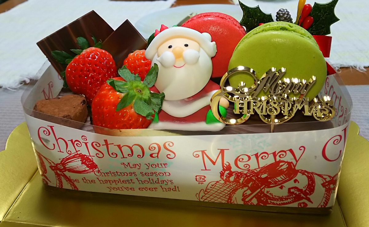 今年のクリスマスケーキ🎂  だんなの友達のケーキ屋さんで購入❗ マカロン2個つき。スト