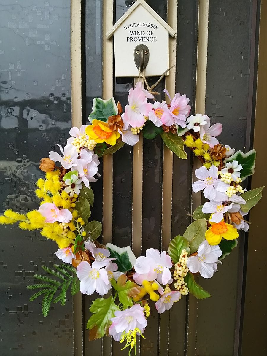 春のリースを作りました🎵  造花に、ドライのフヨウの種(さや)、ドライの月桂樹の葉(自