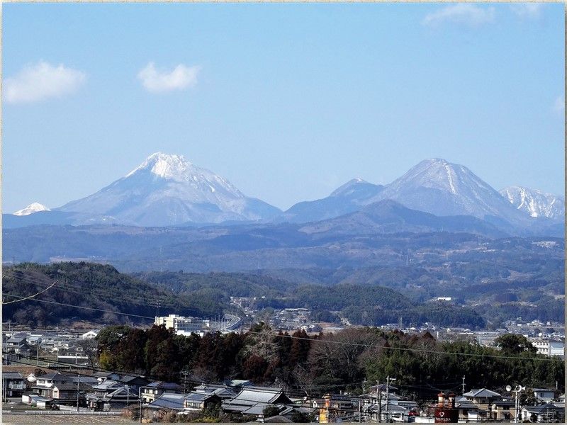 📷由布岳と鶴見岳の両方を遠望する眺め...