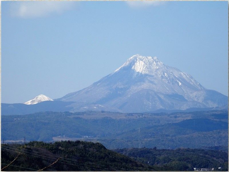 📷由布岳(由布市に属し)は地元では由布山と言っている...頂上に雪積もれば「豊後富士」