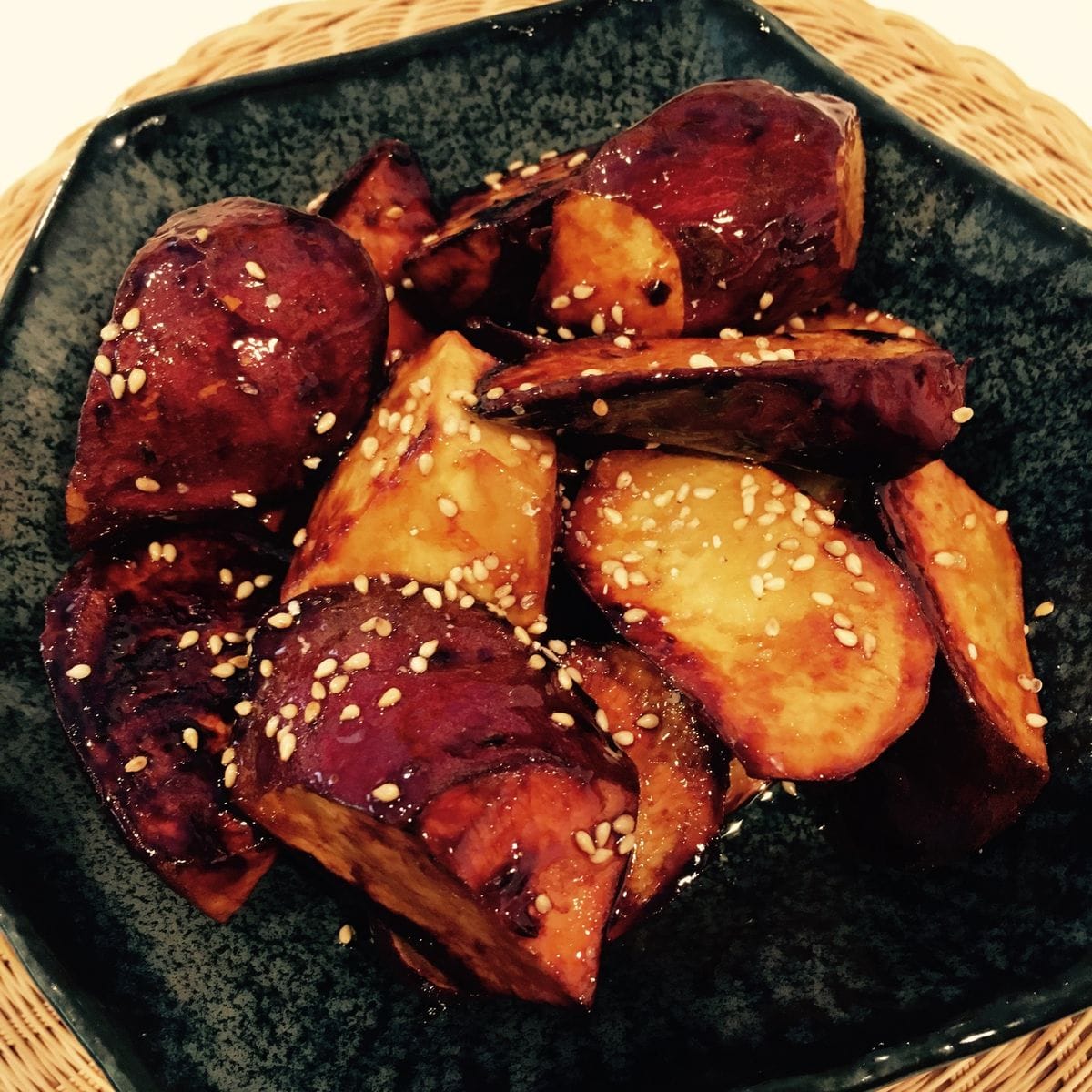 大学芋。 今日のおやつ🍠 少量の油に砂糖を混ぜて蒸し焼き にして白胡麻かけて出来上が