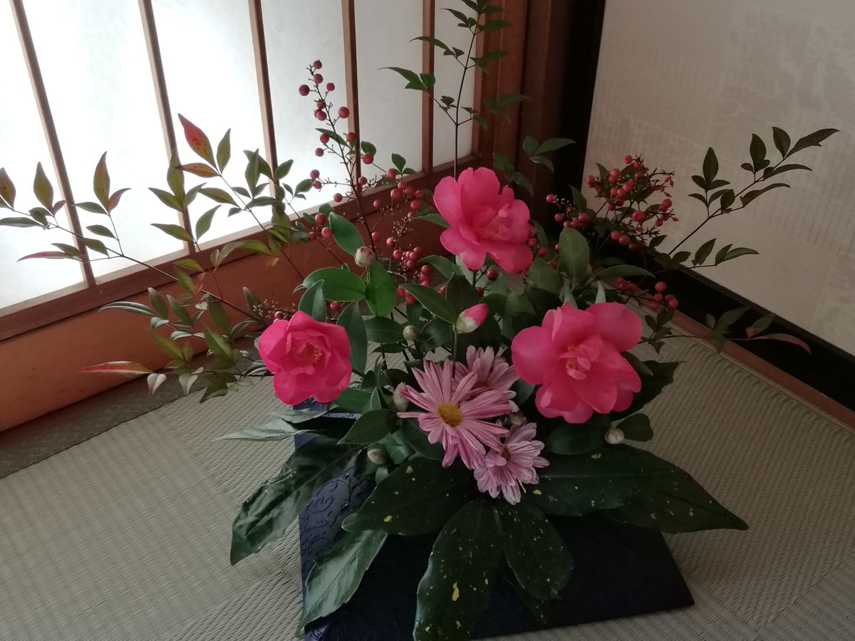 庭の山茶花、菊、南天、アオキの葉を飾りました🌼  長いこと咲いてくれた菊は、とうと