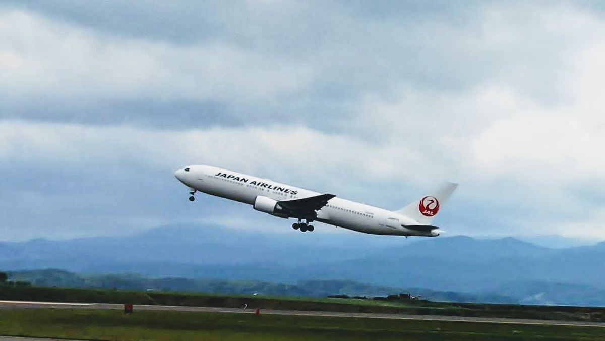 2019.7.29 旭川空港の公園から 飛行機が離陸するところを間近で見ました～ (*^^*)