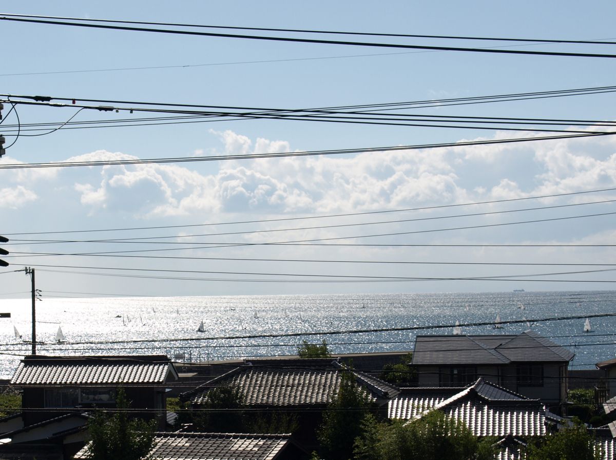  駐車場から見た瀬戸内海。  海は輝き、白いヨットがたくさん出ていました。  これか