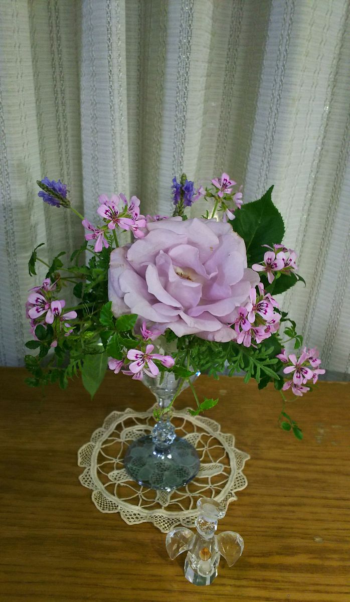 薔薇＊イエライシャン  ベランダの花を摘んで花瓶にいけました。 どれも香りの良い花