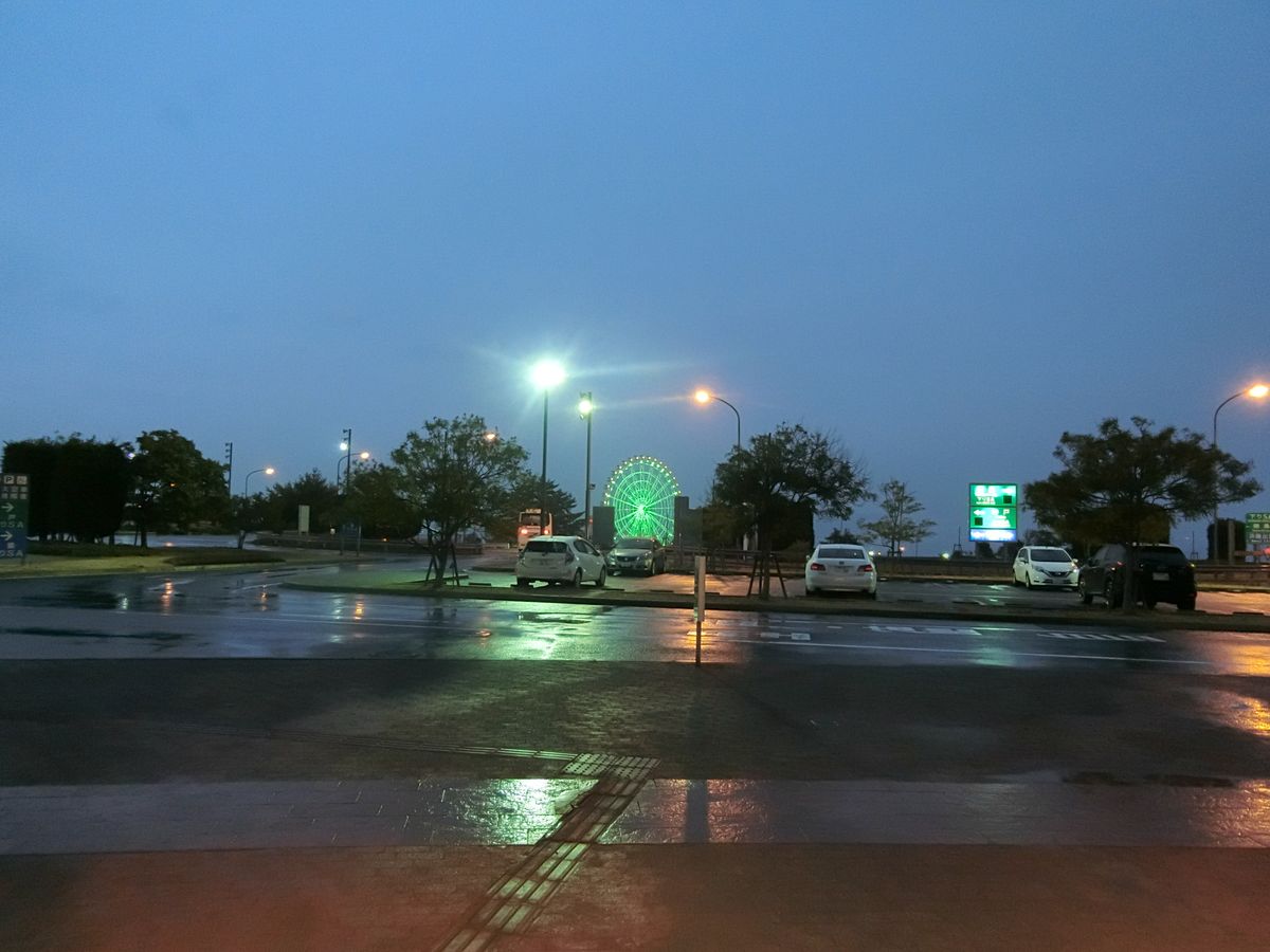 11.28 雨のパーキングエリア「淡路ハイウェイオアシス」 写真を観て、 空を見上げて涙