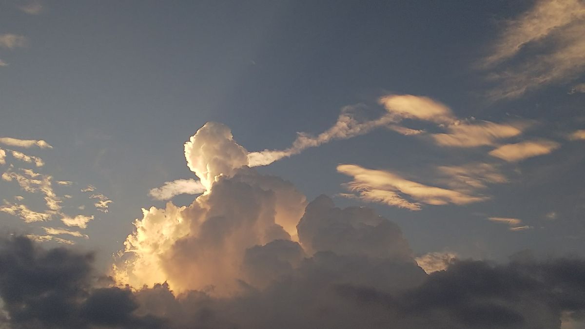 昨日の夕暮れです。 また、台風🌀が近づいてます。 皆さん、お気をつけて！