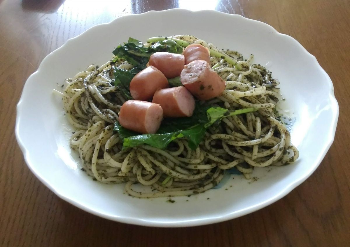 余っていた最後のバジルソースで ジェノベーゼパスタを作りました～🍴☕ ウィンナーと合