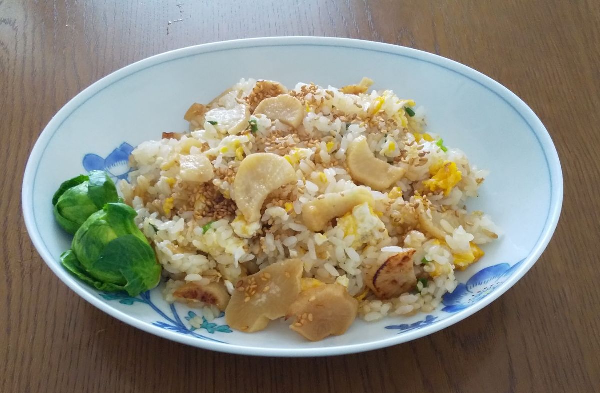 たくあんチャーハンを作りました～♪ ハマる美味しさです～( ☆∀☆) 芽キャベツを添えて