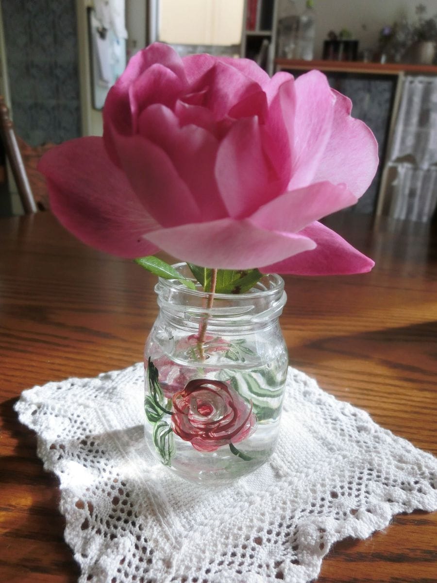 薔薇の絵を描いたビンに、最後に咲いた ピンクアイスバーグを入れてみました。