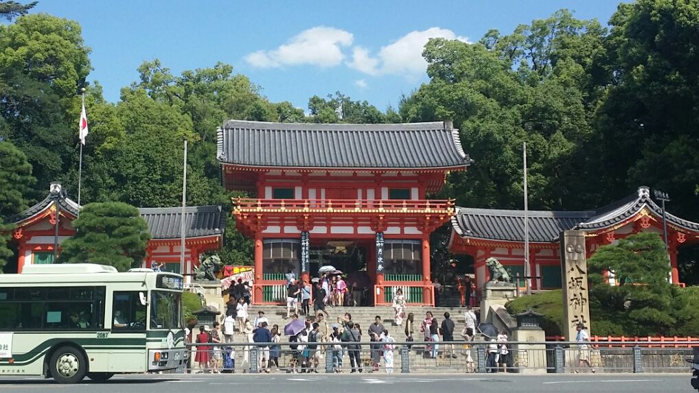 祇園（車中より撮影） 実家の方のお墓参りに行きました。 いつもはごった返しているこ