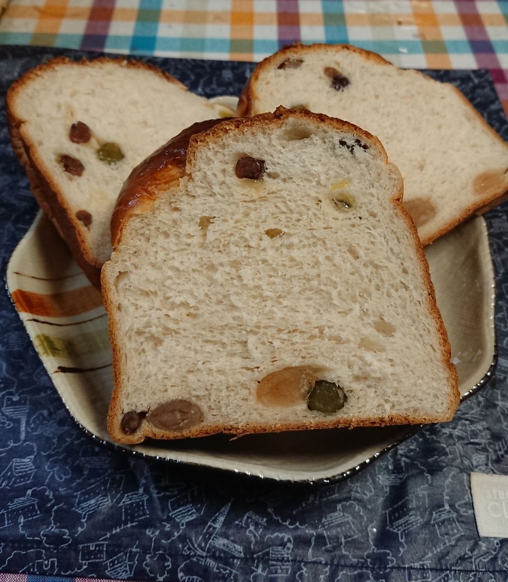 昨日焼いたパン。🍞 少し甘めで、中に甘納豆が入っています。😋