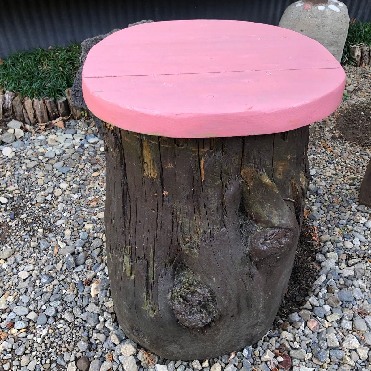 古〜くなった丸太イスの修繕。座面を作り直して、ピンクを塗りました。 これは、孫ち
