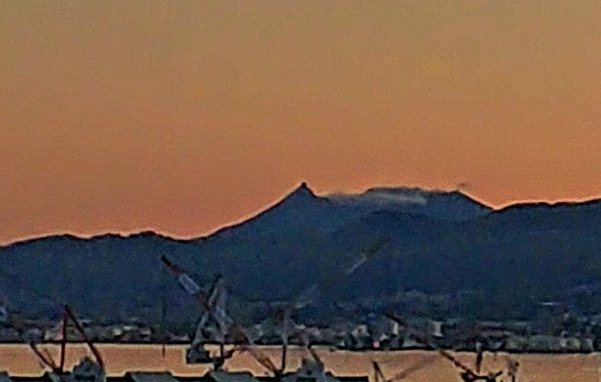 5月26日、日の出の駒ケ岳 函館ベランダより遠望