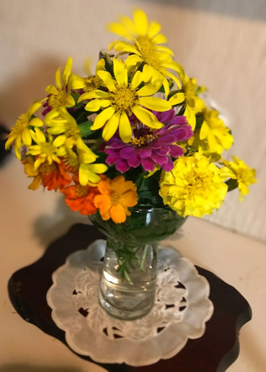 庭の花を簡単にブーケの様に生けることのできる花瓶を見つけました  ツワブキ、マリー
