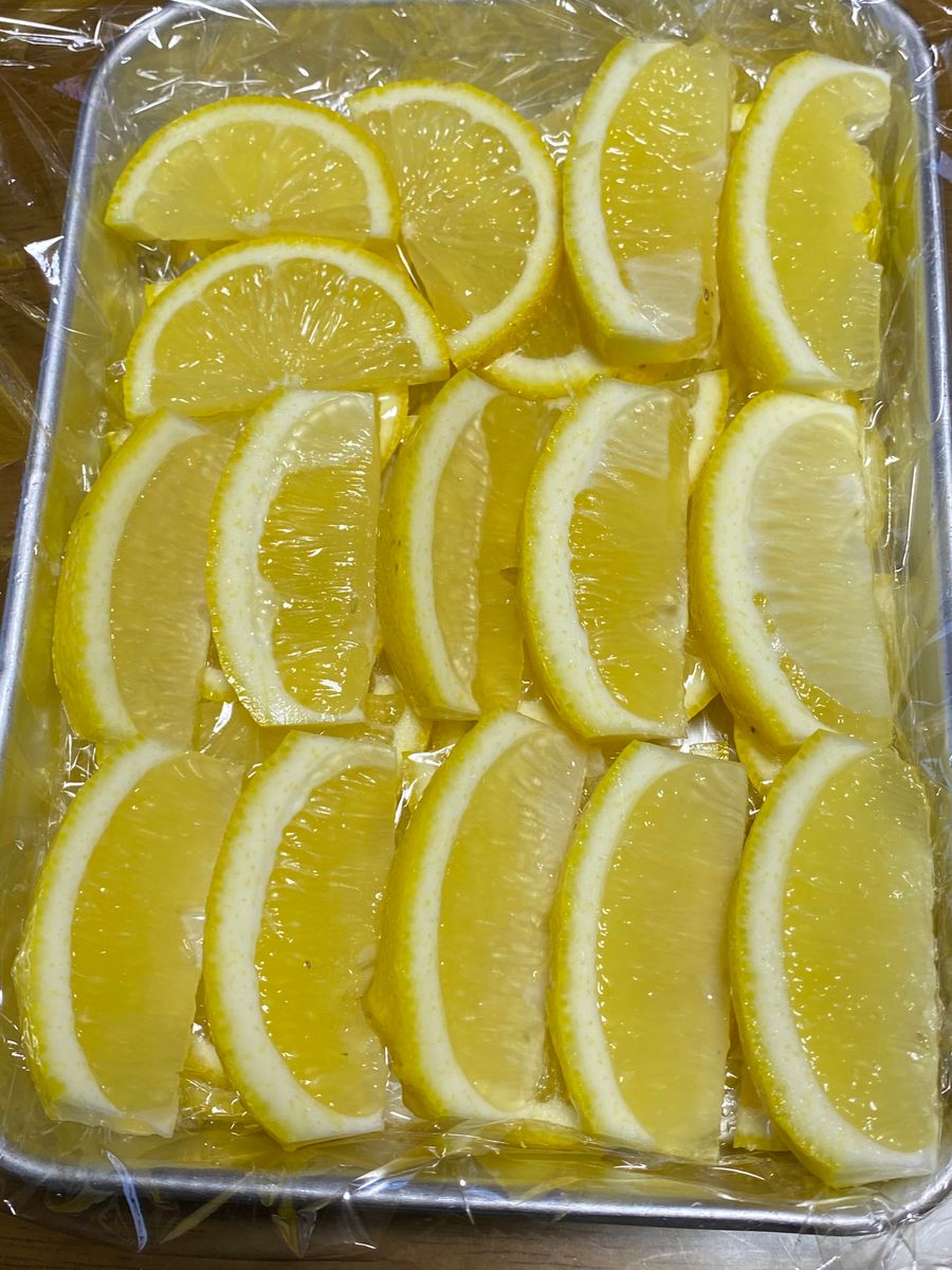 レモンをスライスして冷凍します🍋 ホットレモンに一切れ入れて飲むと美味しいですよ😋