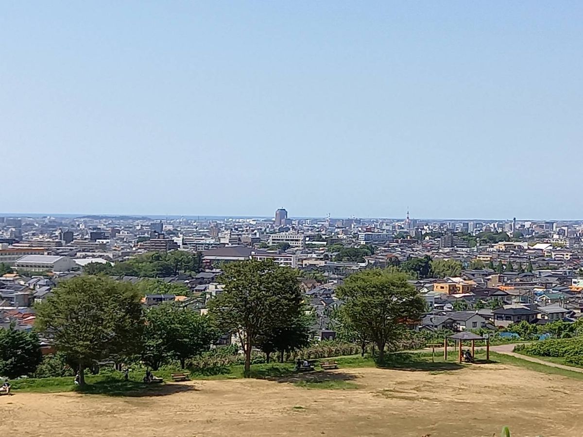 金沢の大乗寺公園の丘の上にて 金沢の街並みと、向こうに日本海🌊が見えます〜(*^^*) 