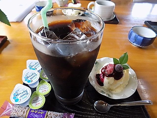 食後のコーヒーには、なんとアイスのサービスがありました。