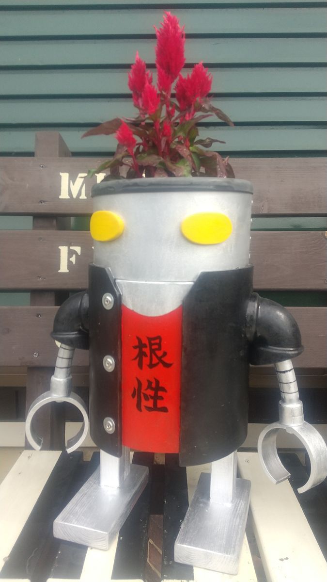 塩ビ管プランター『メカ沢くん』🤖  最近気に入ってるケイトウを植えました😆  メカ沢く