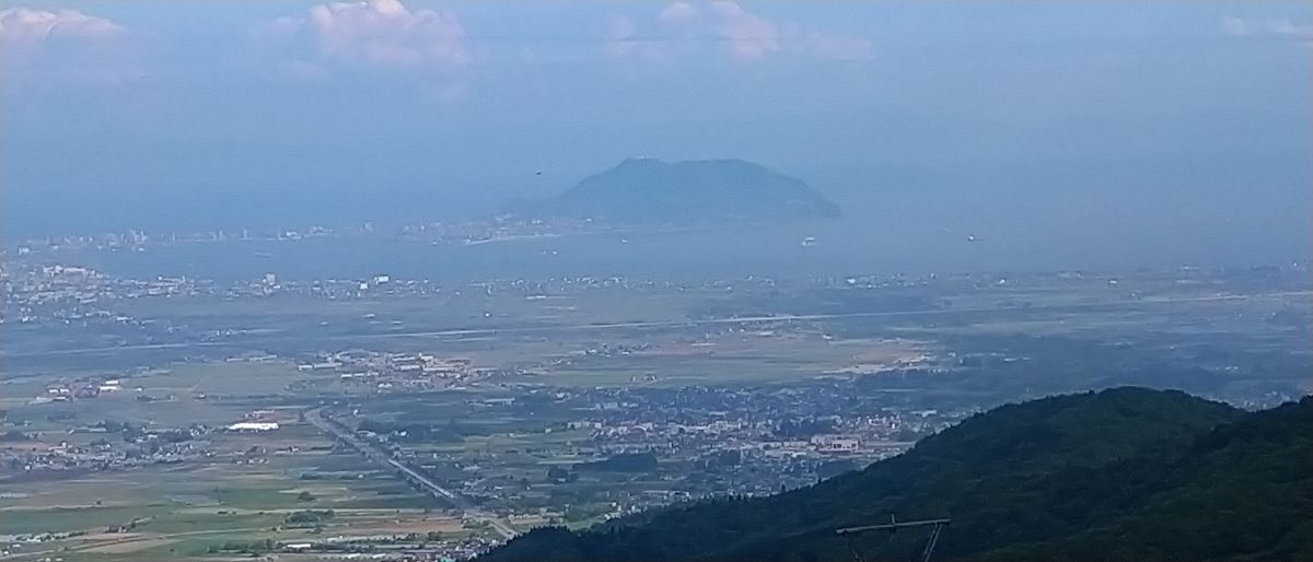 奥に写っているのが函館山