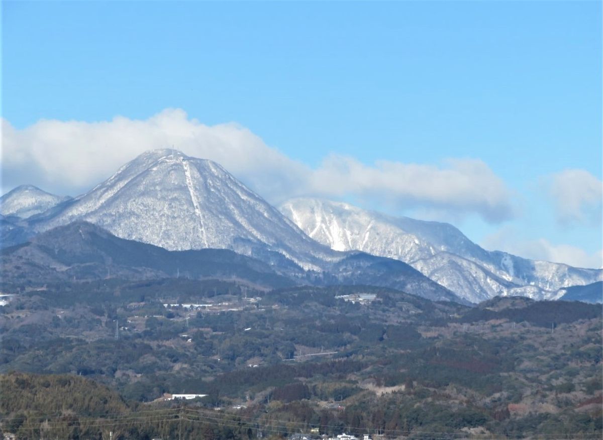 📷別府ロープウェーのある鶴見山......🔶昨日の雪で、薄っすら積雪に覆われている姿
