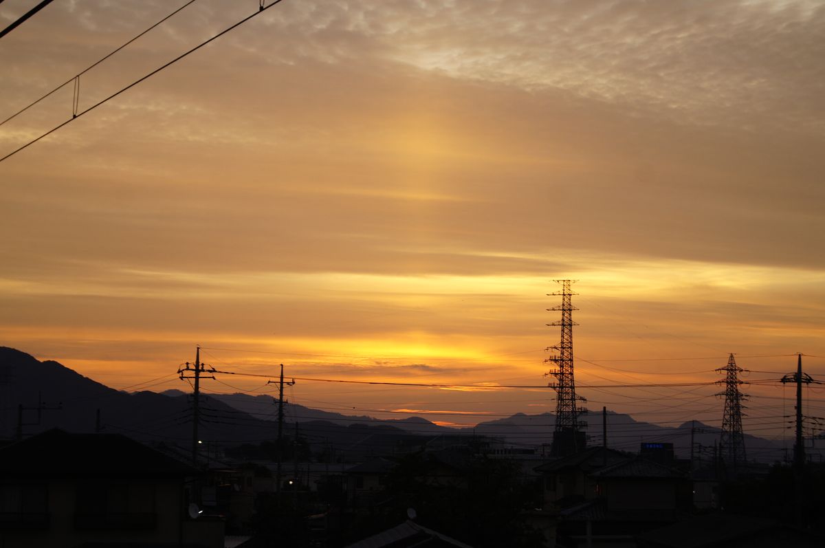 🏡今朝の美しい朝焼けです✨ 秋の訪れと共に、大分肌寒くなって参りました。 皆様今週も