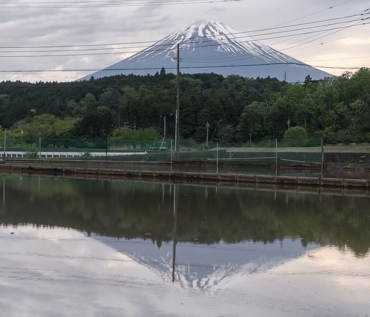 4月２９日 １８時４４分  水を張った田んぼに逆さ富士🗻