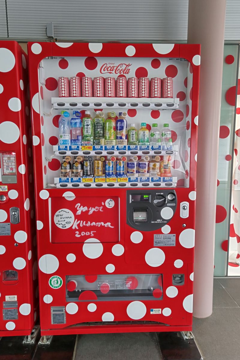 松本市美術館 草間彌生展を見て来ました  建物横の自動販売機 一番上の缶が…草間さん