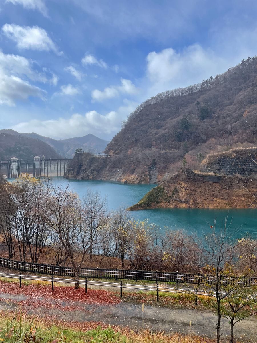 四万湖 晴れていると湖がブルーに💙(四万ブルー)  今回は雨上がりでちょっと残念