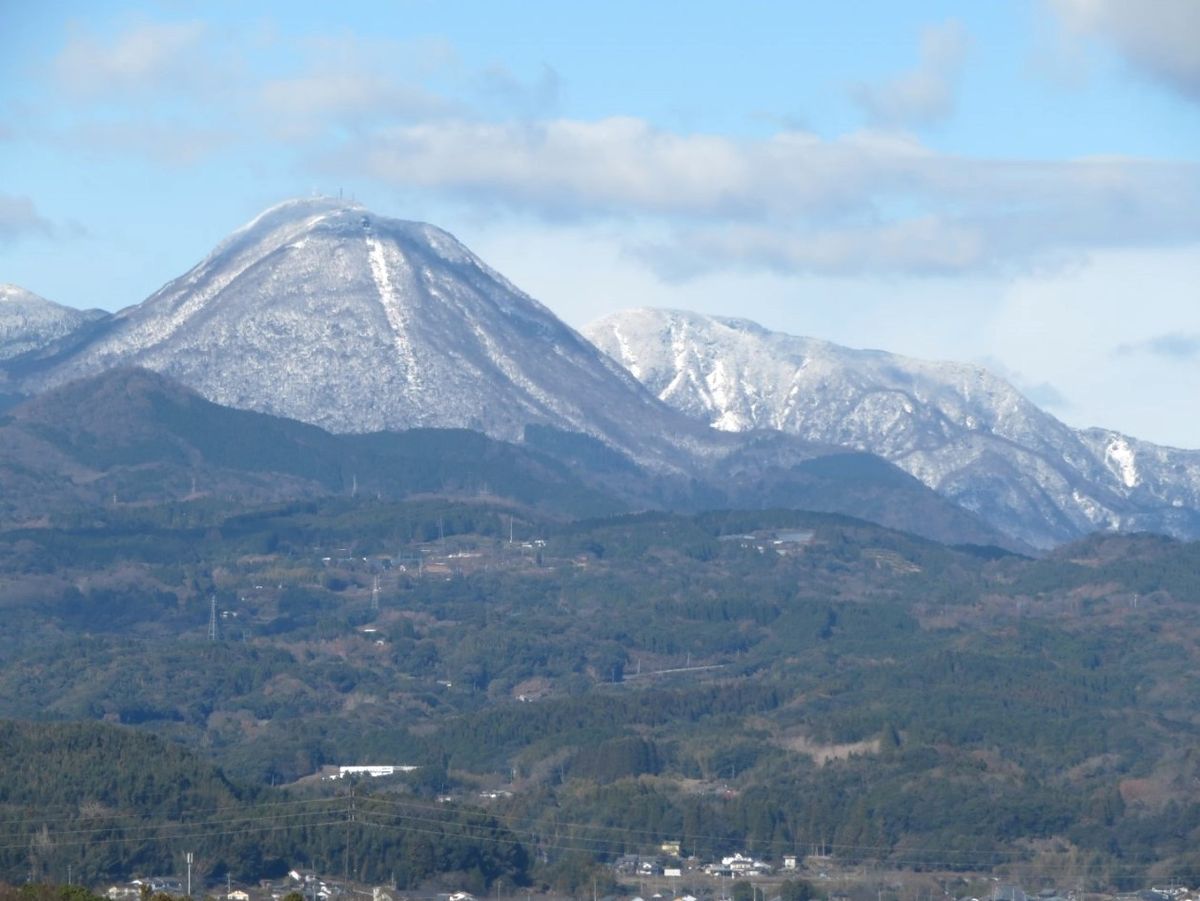 📷薄っすら雪化粧した鶴見岳...🔶別府市に属し白く縦に伸びたロープウエーを遠望する眺