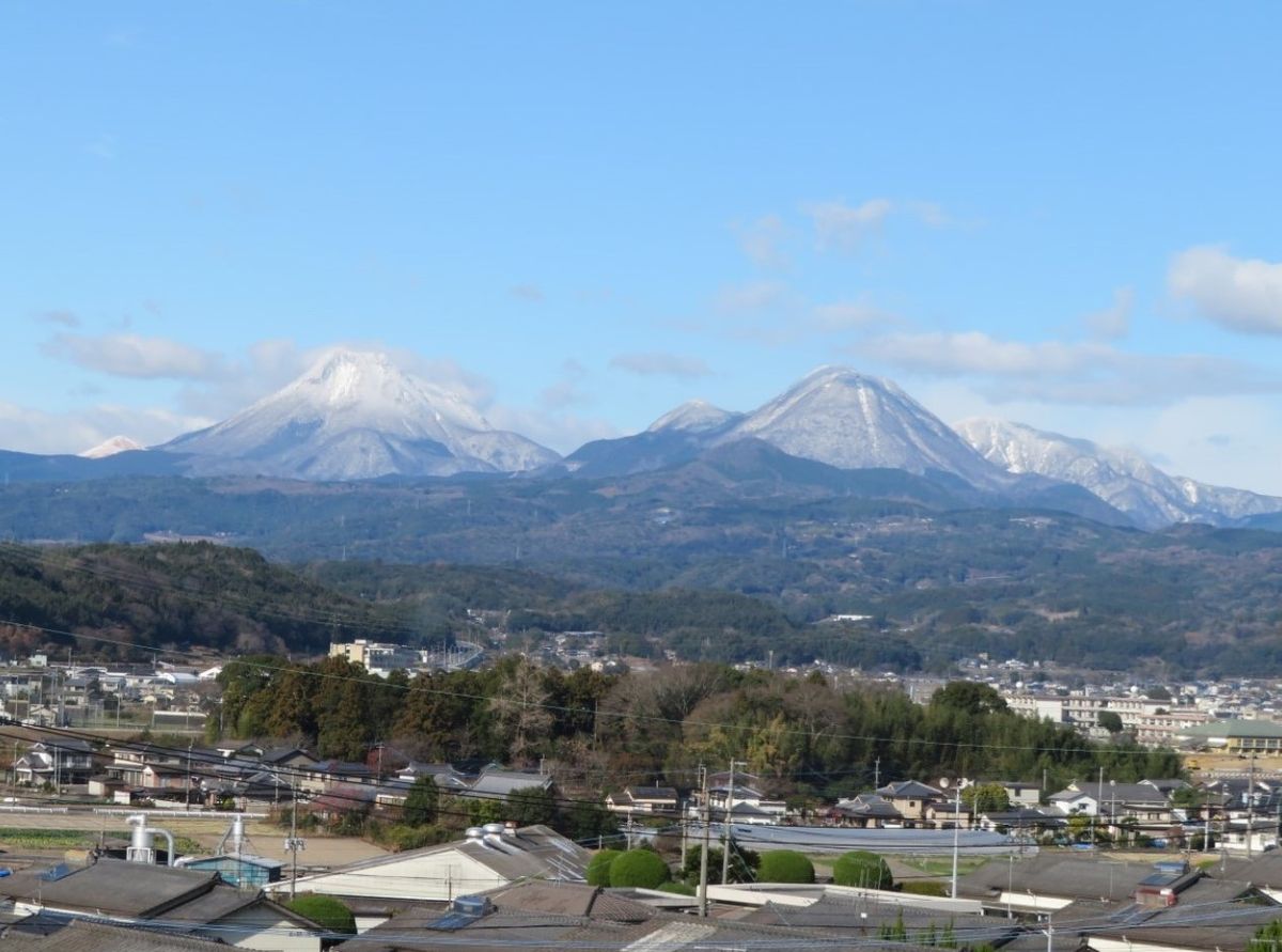 2023/12/23 📷明日からのクリスマスに相応しく、年末早々湯布院由布岳等が雪化粧をしま