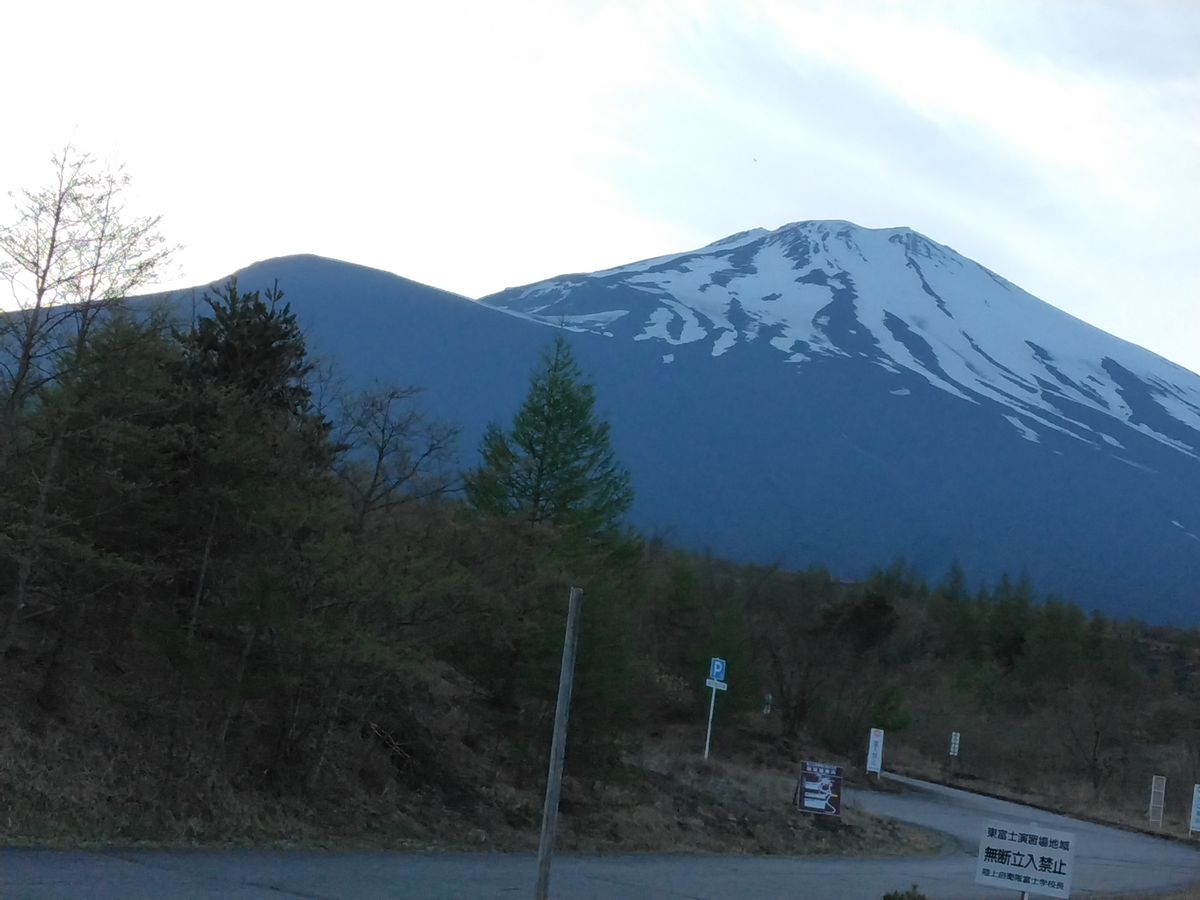 １７時３０分 山の端に隠れた太陽、富士山の色も夕方色に変化していくのだが見ている