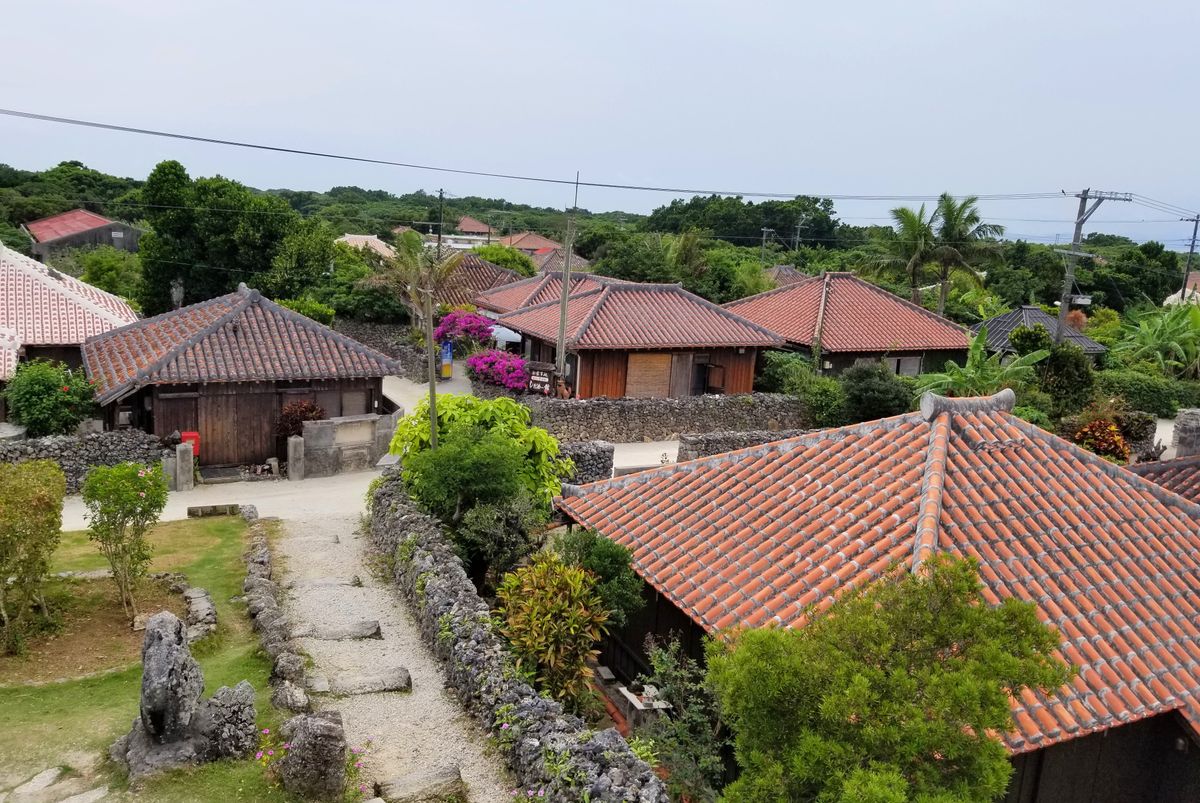 竹富島 町並み 赤瓦屋根と珊瑚の石垣が素敵でした☺️