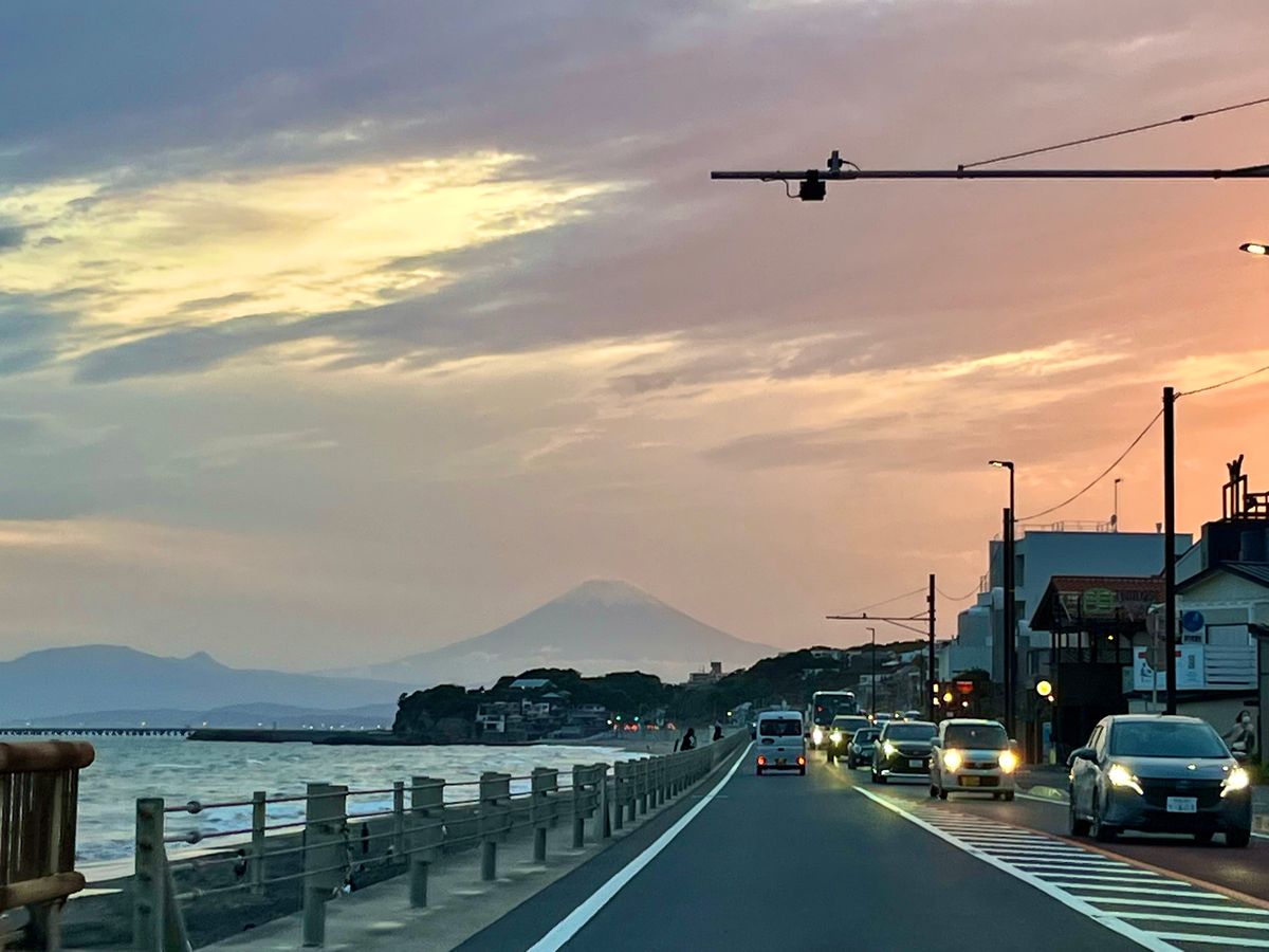 夕焼けとかすみの富士山