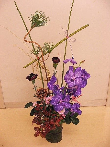 お正月の花とクリスマスローズのつぼみ