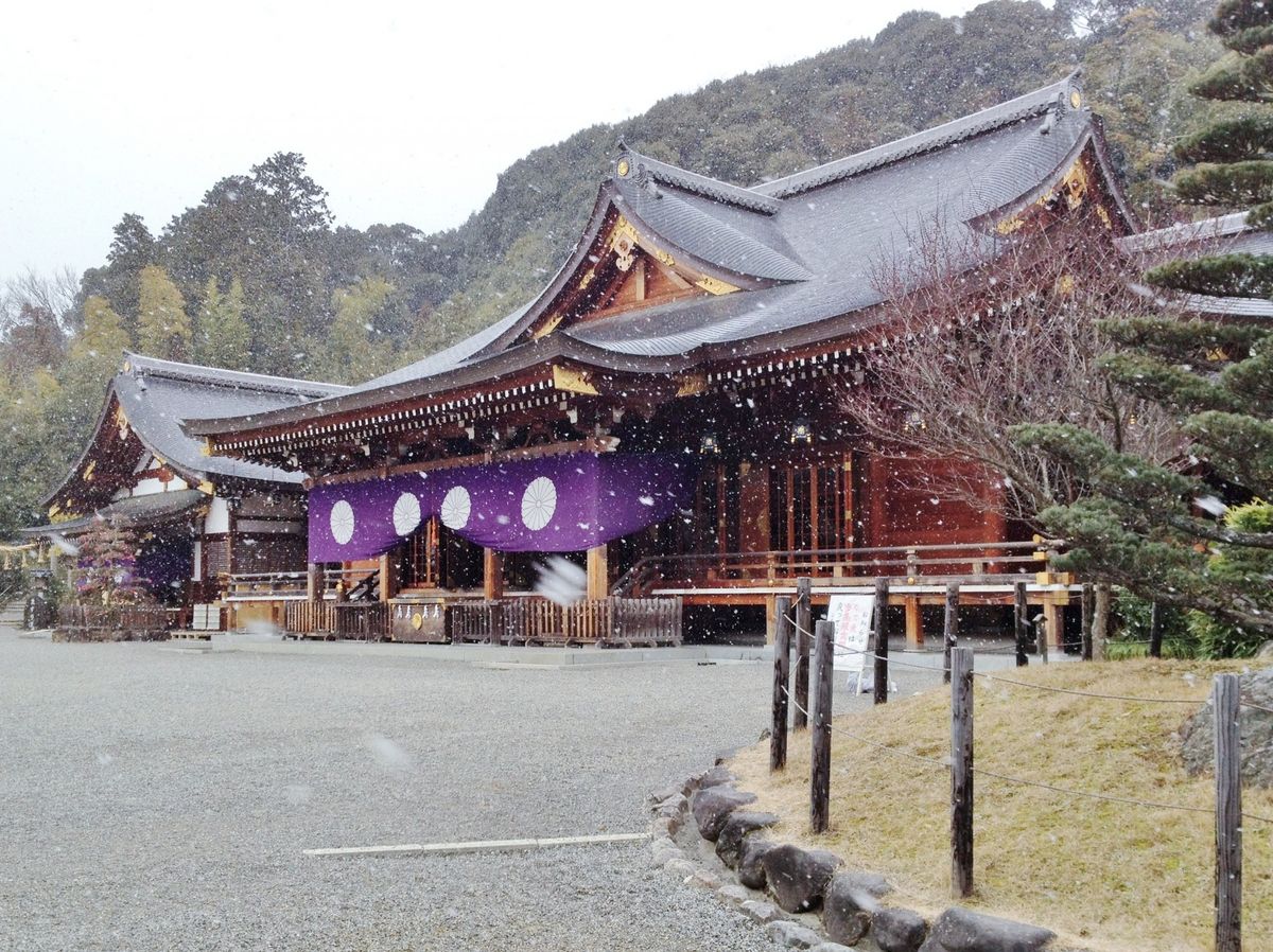 雪の中の大神神社（おおみわじんじゃ）