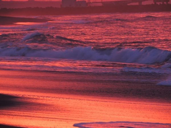 幻想的で燃えるような空と海