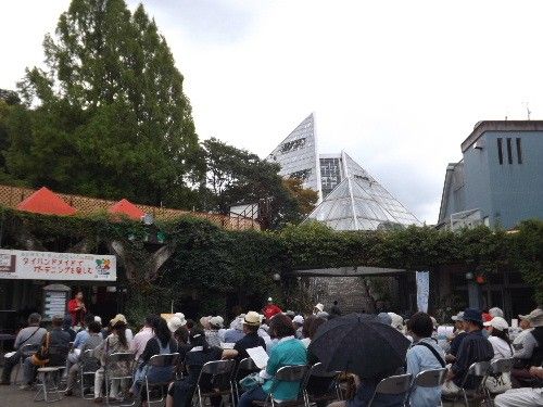 本日と明日は、大阪府立花の文化園　25周年　無料開放日でっす。