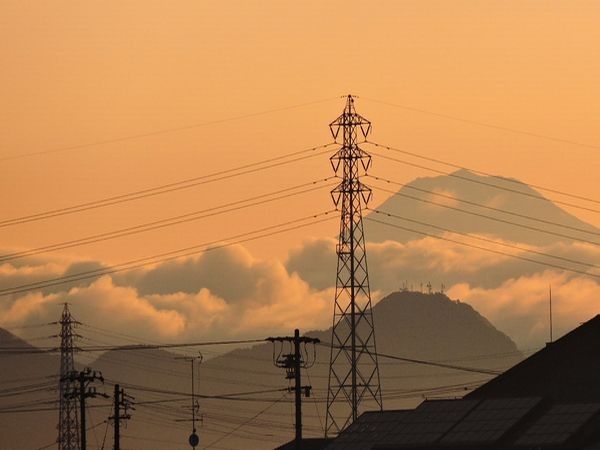 雨上がり朝焼けの中の富士山