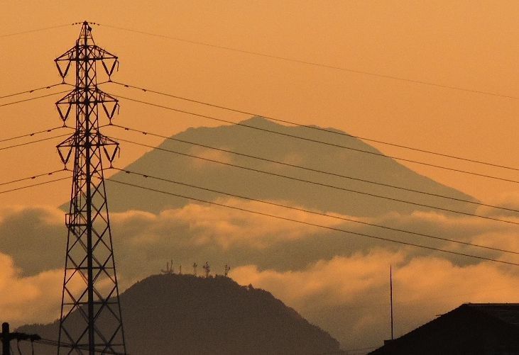 雨上がり朝焼けの中の富士山